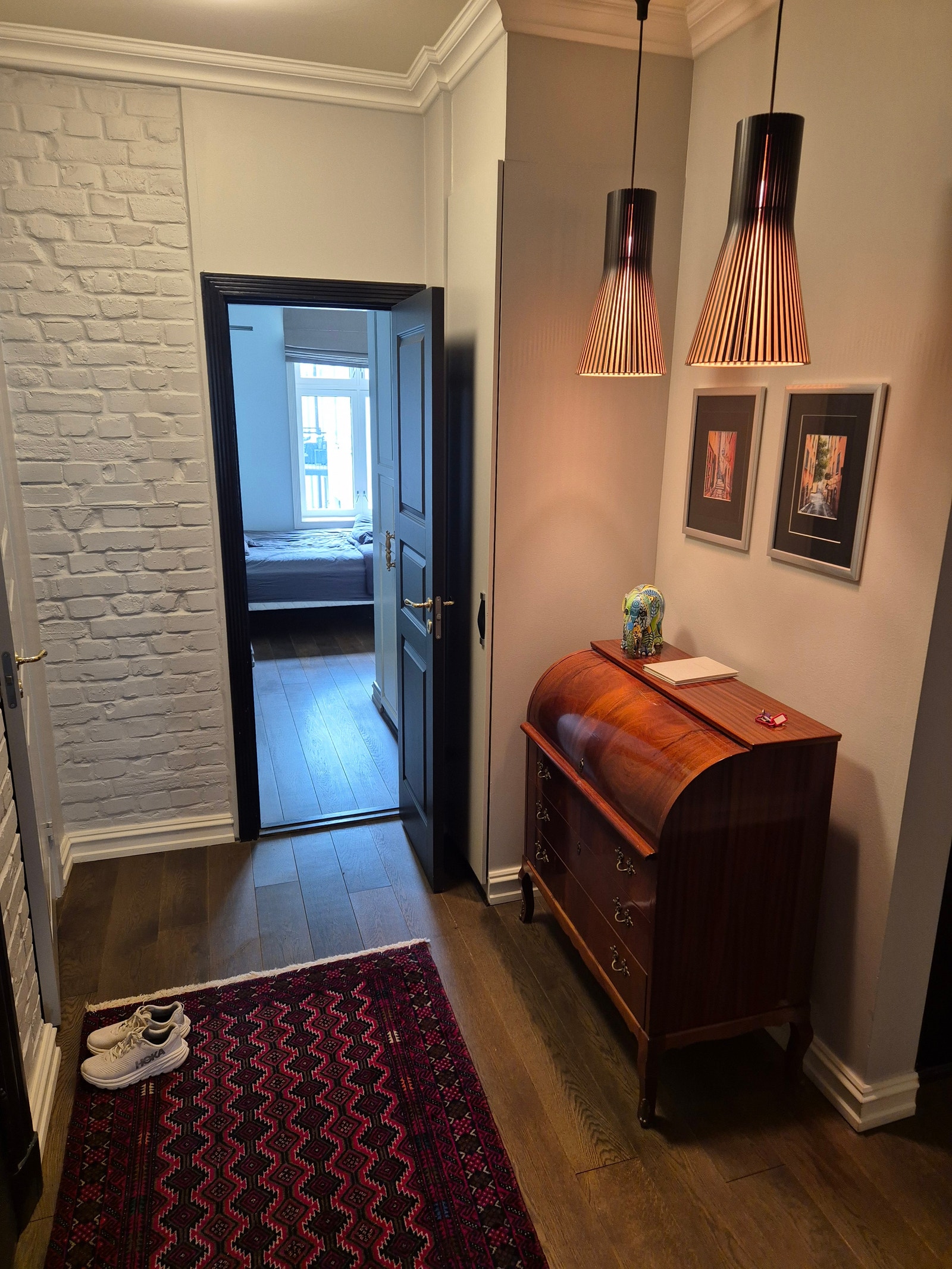 Felles gang med garderobe/bod og skap til støvsuger Galleribilde