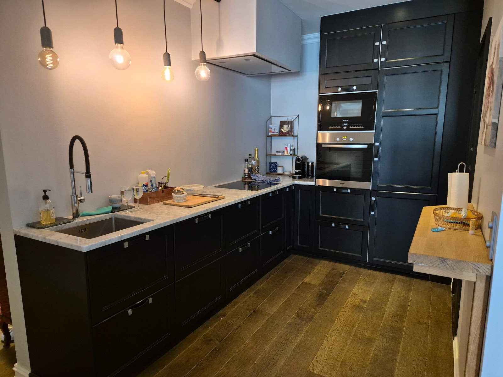 Tilgang på stort velutstyrt kjøkken Galleribilde