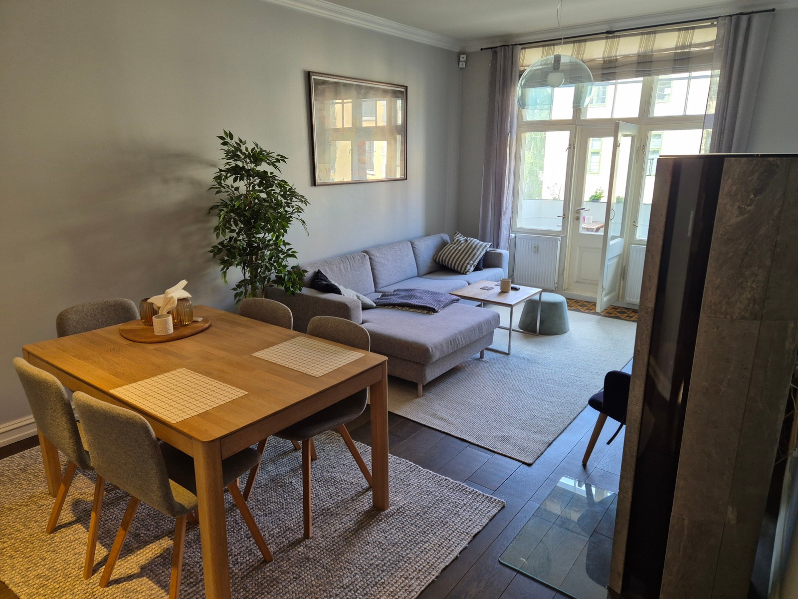 Tilgang på spiseplass og stue når eier selv ikke er i leiligheten. Galleribilde