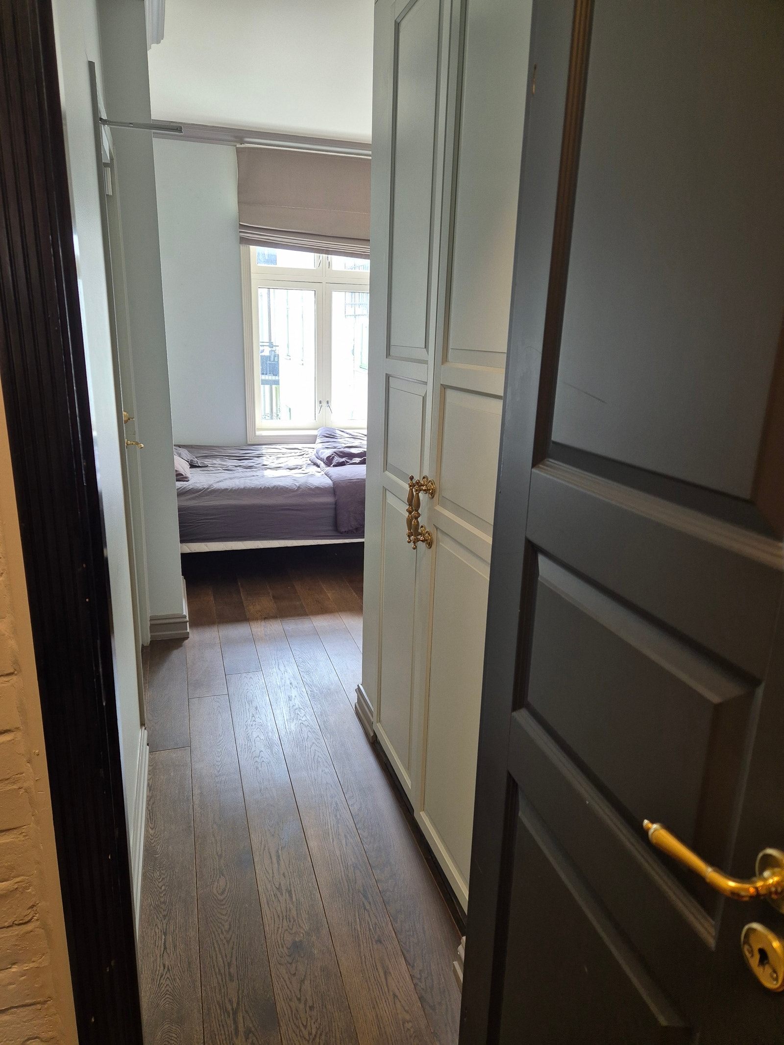 Hyggelig soverom mot stiller bakgård Galleribilde