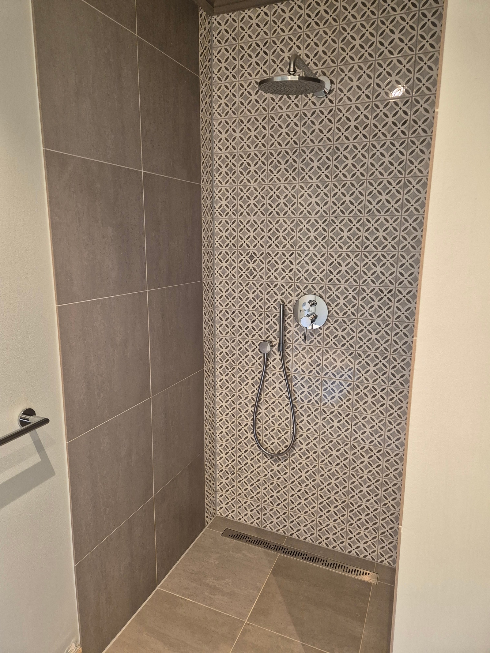 Eget moderne bad med dusjnisje i tilknytning til soverommet. Galleribilde