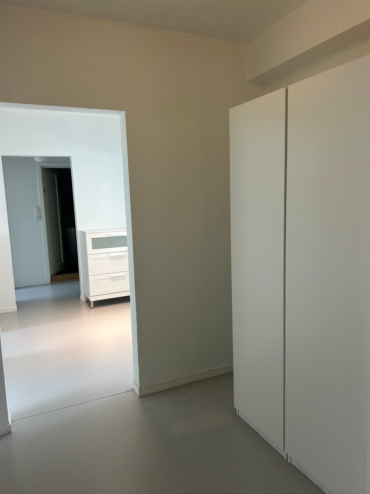 Gang med garderobeskap Galleribilde