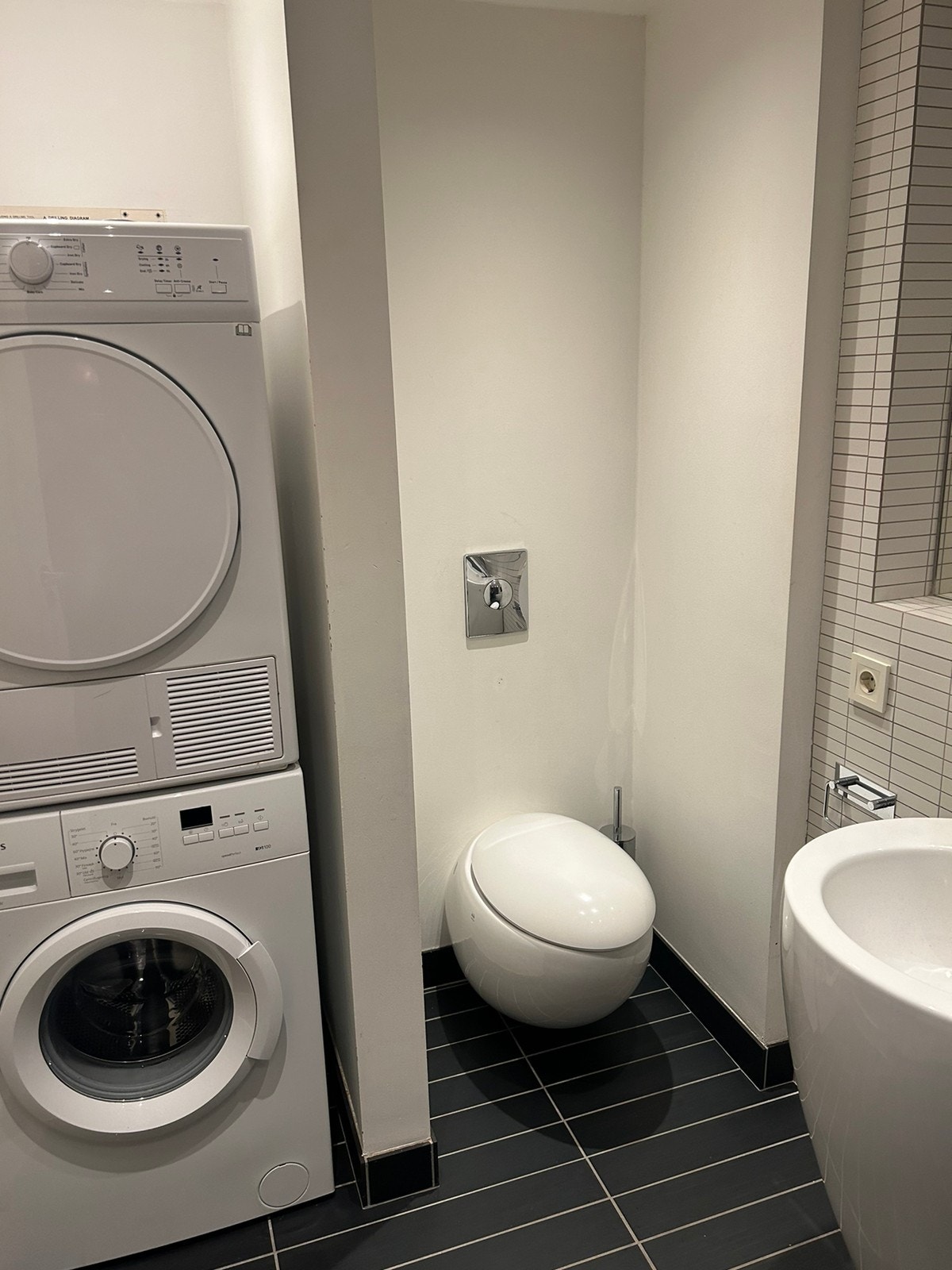 Bad med vaskemaskin og tørketrommel Galleribilde
