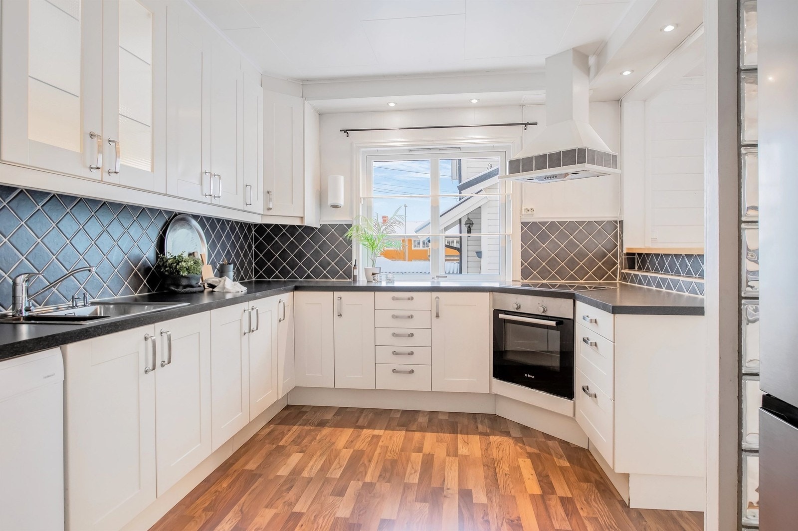 Generøs kjøkkeninnredning med god skap- og benkeplass Galleribilde