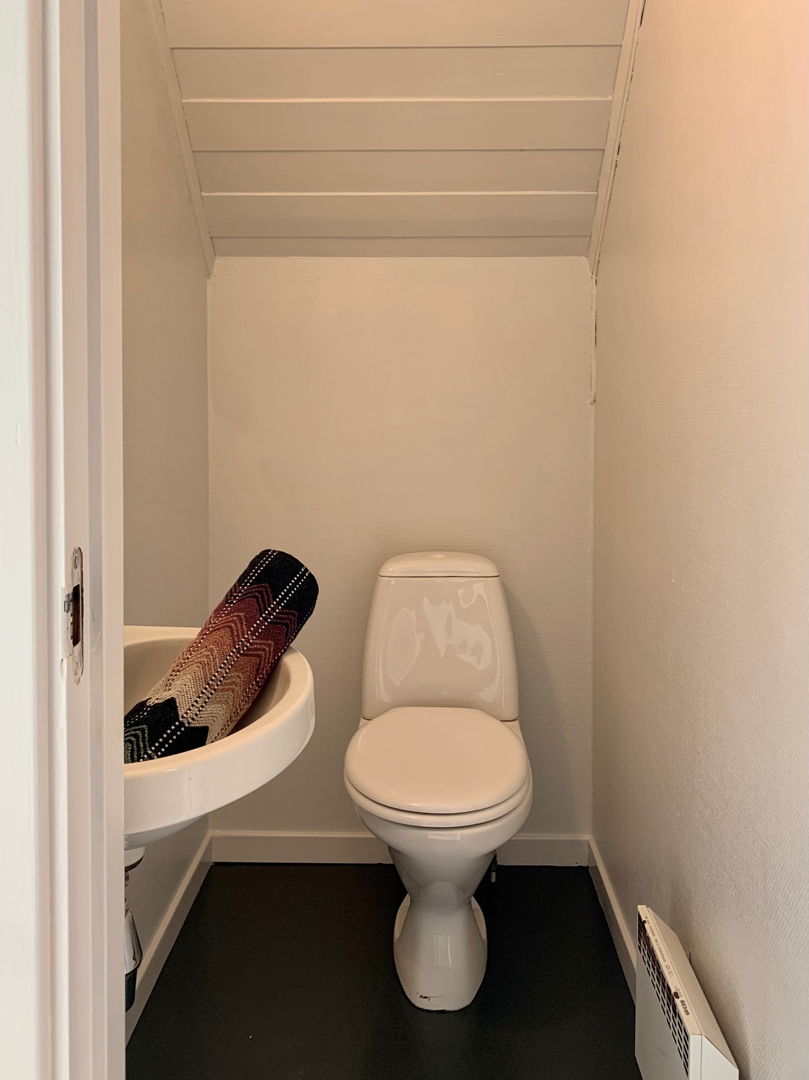 Eget toalettrom ovenpå, så man slipper å gå i trappen om natten. Galleribilde