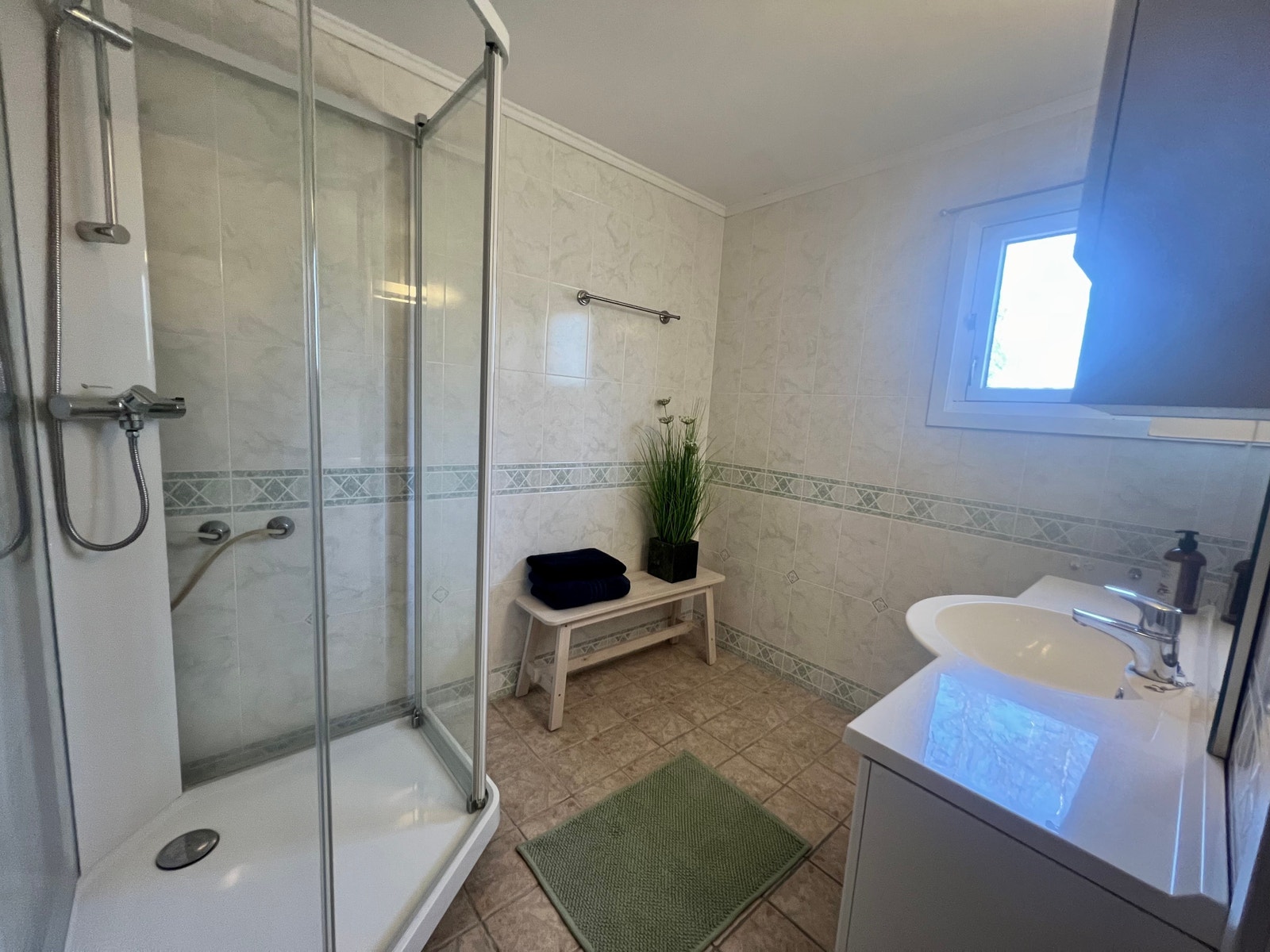 Badreommet på bakkeplan, med Porsgrund Showerama 90x90. Toalettet på bakkeplan er i eget rom. Perfekt om man vil unngå do-kø om morgenen. Galleribilde