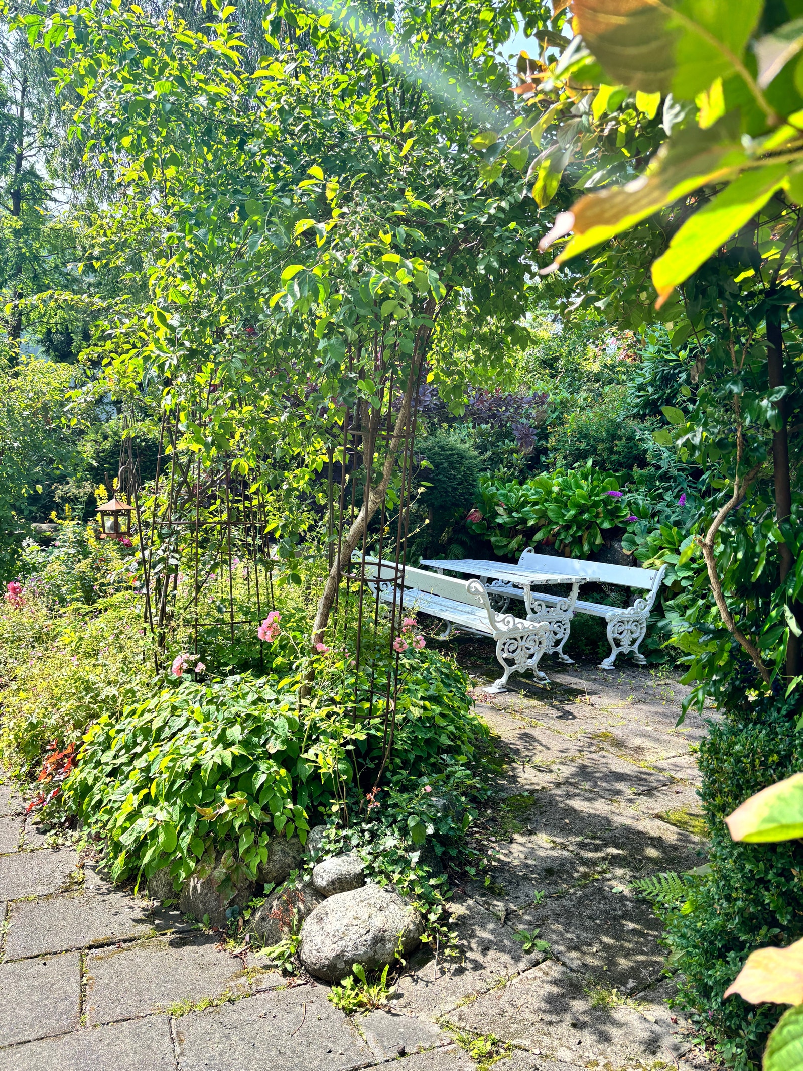 Opparbeidet sitteplass i hage Galleribilde