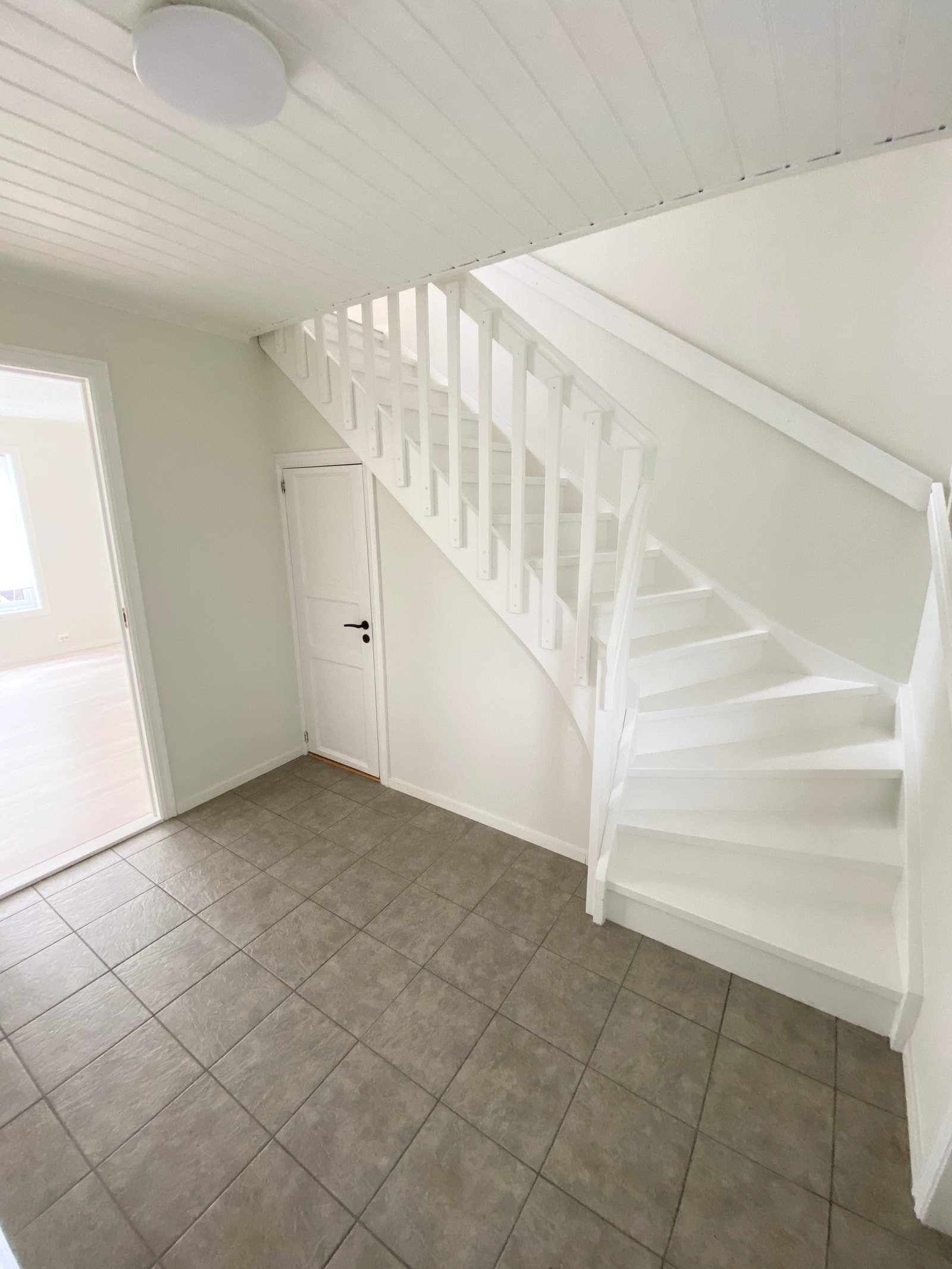 Hall med liten bod under trapp Galleribilde