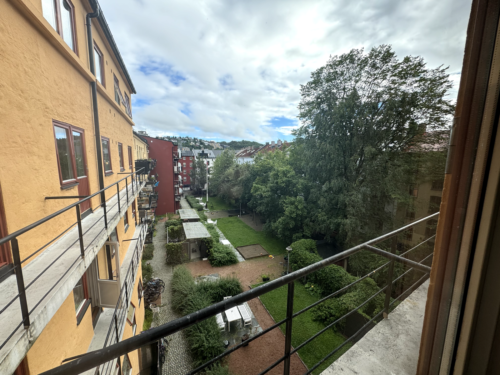 Utsikt bakgård Galleribilde