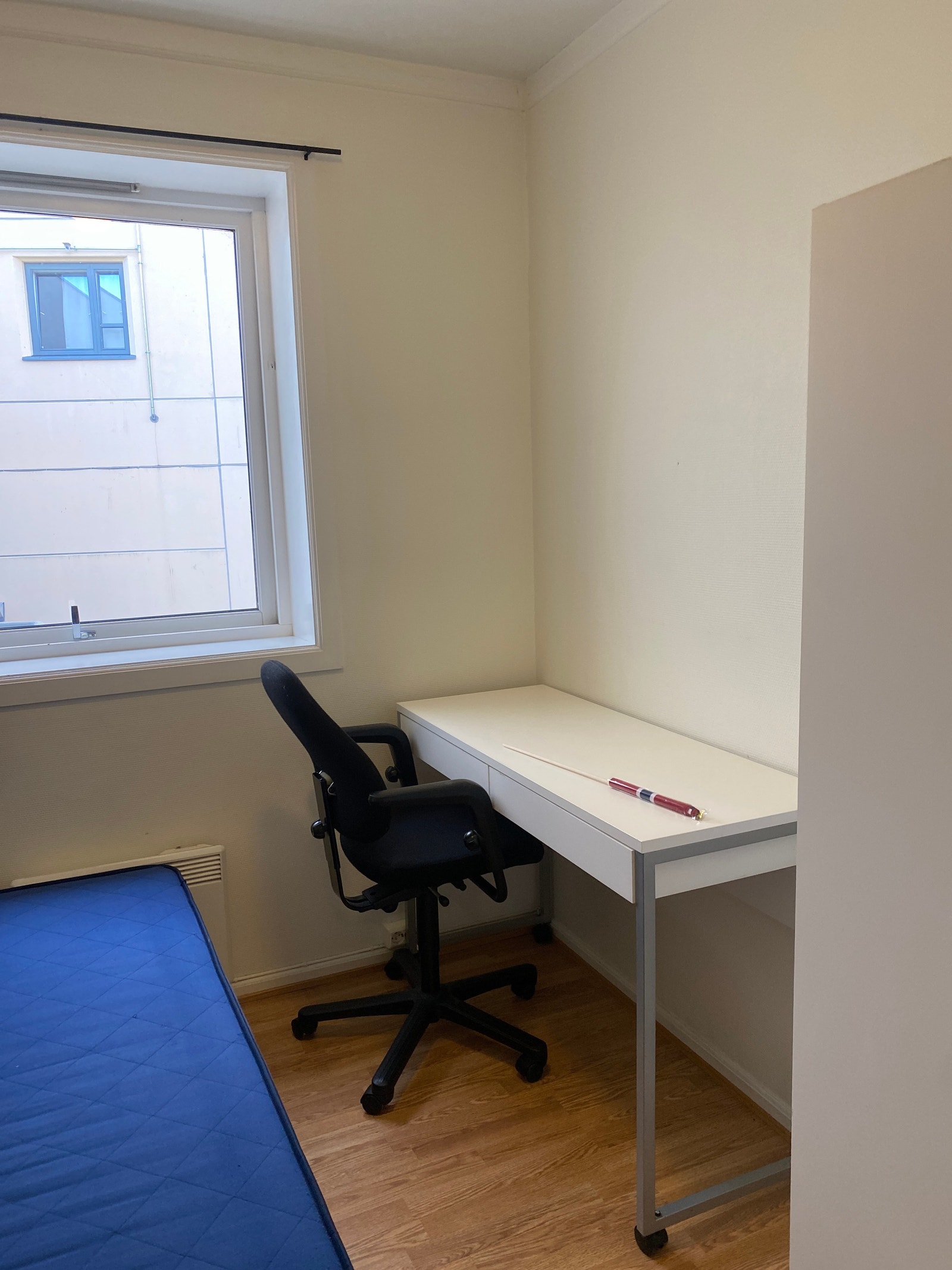 Skrivepult og stol hybel 2 LEDIG Galleribilde