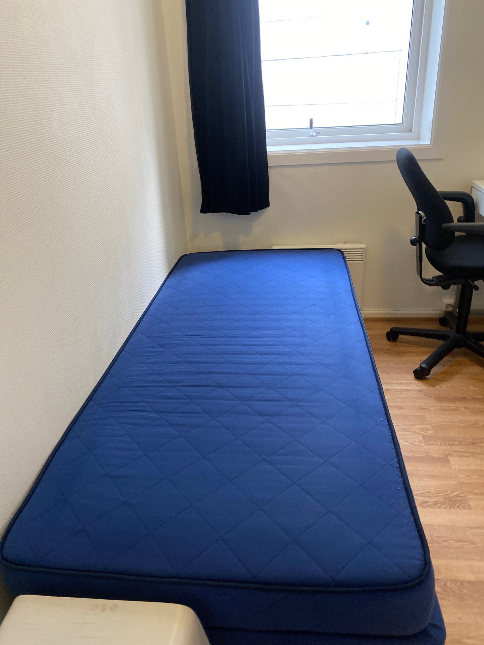 90 cm bred seng hybel 2 LEDIG Galleribilde