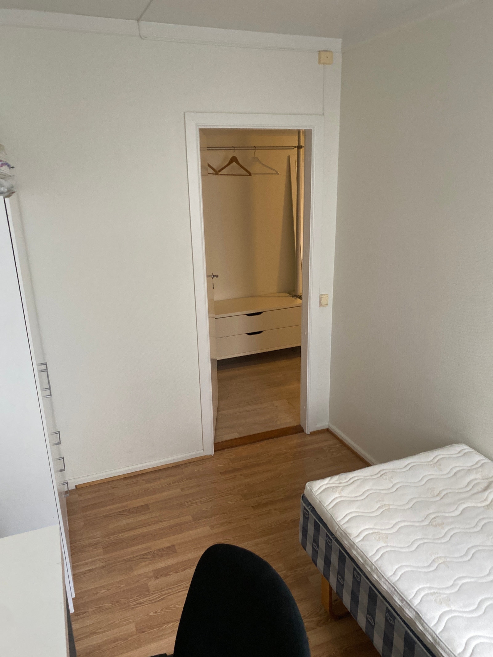 1 m skap i hybel 1 Galleribilde