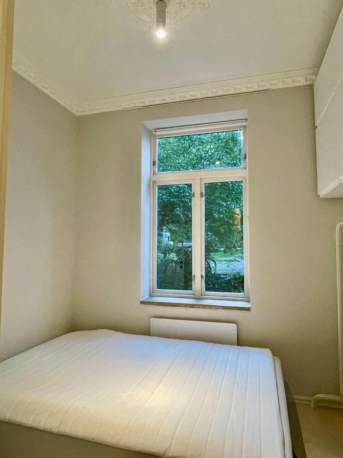 Soverom med ny dobbelseng. Galleribilde