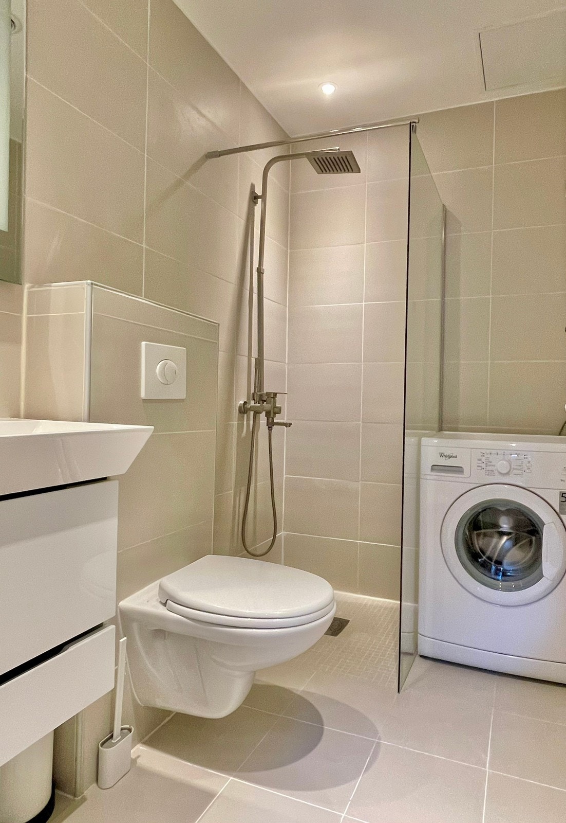 Bad med varmekabler og vaskemaskin Galleribilde