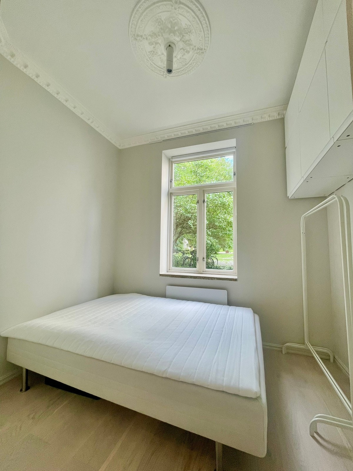 Soverom med ny dobbelseng. Galleribilde