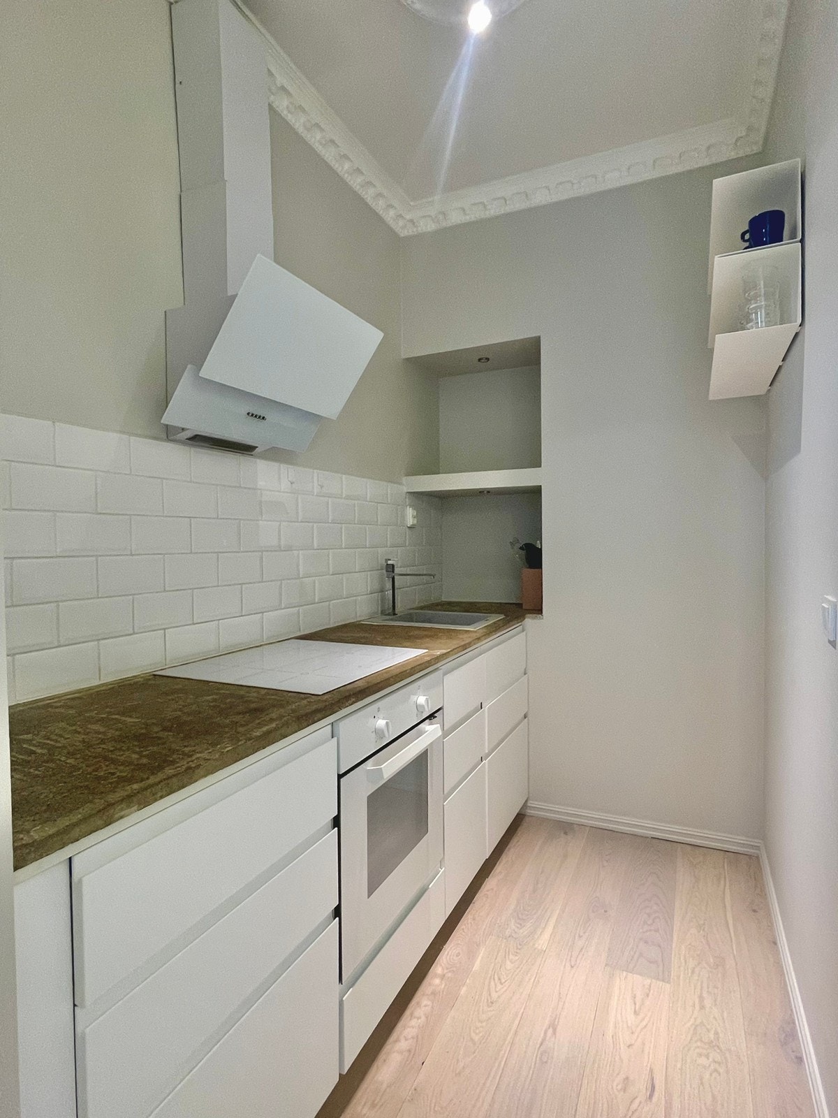 Kjøkken med kjøleskap/Fryser platetopp og ovn. Galleribilde