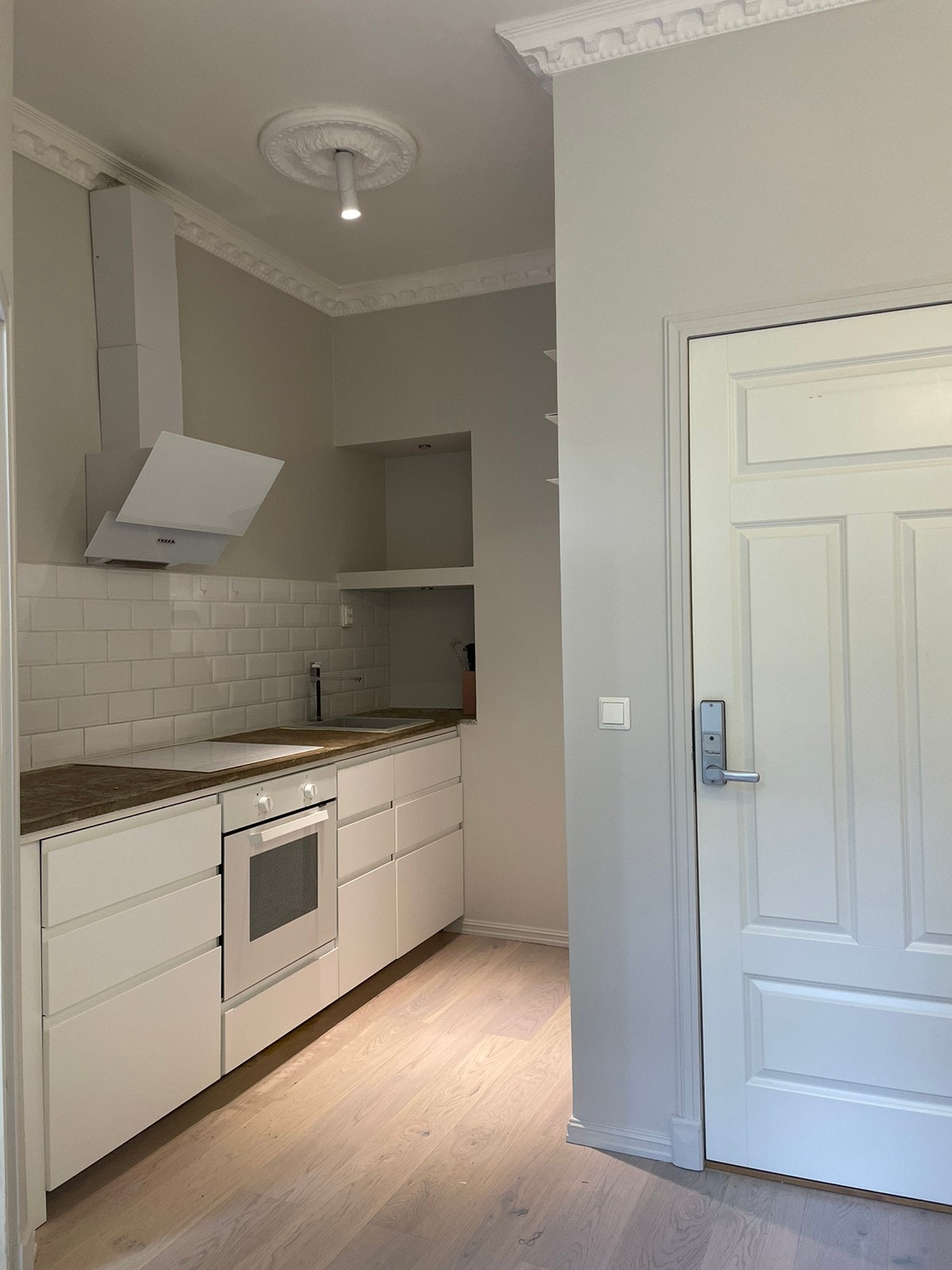 Kjøkken med kjøleskap/Fryser platetopp og ovn. Galleribilde