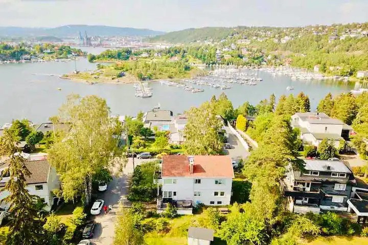 Dronebilde over område og huset Galleribilde