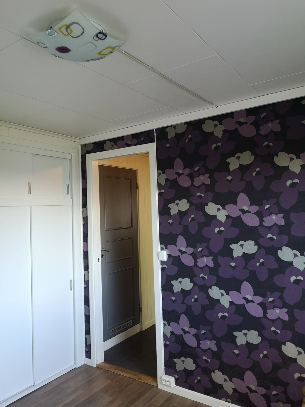 Soverommet har en fondvegg i lillatoner, er ellers hvitt. Integrert garderobe. Galleribilde