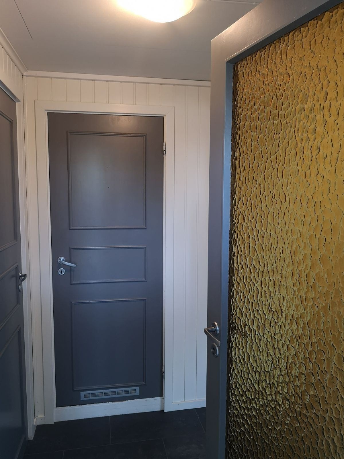 Vindfang inn til hovedentre. Badet er rett fram, bod innenfor badet. Soverom til venstre i entreen, stue og kjøkken til høyre. Galleribilde