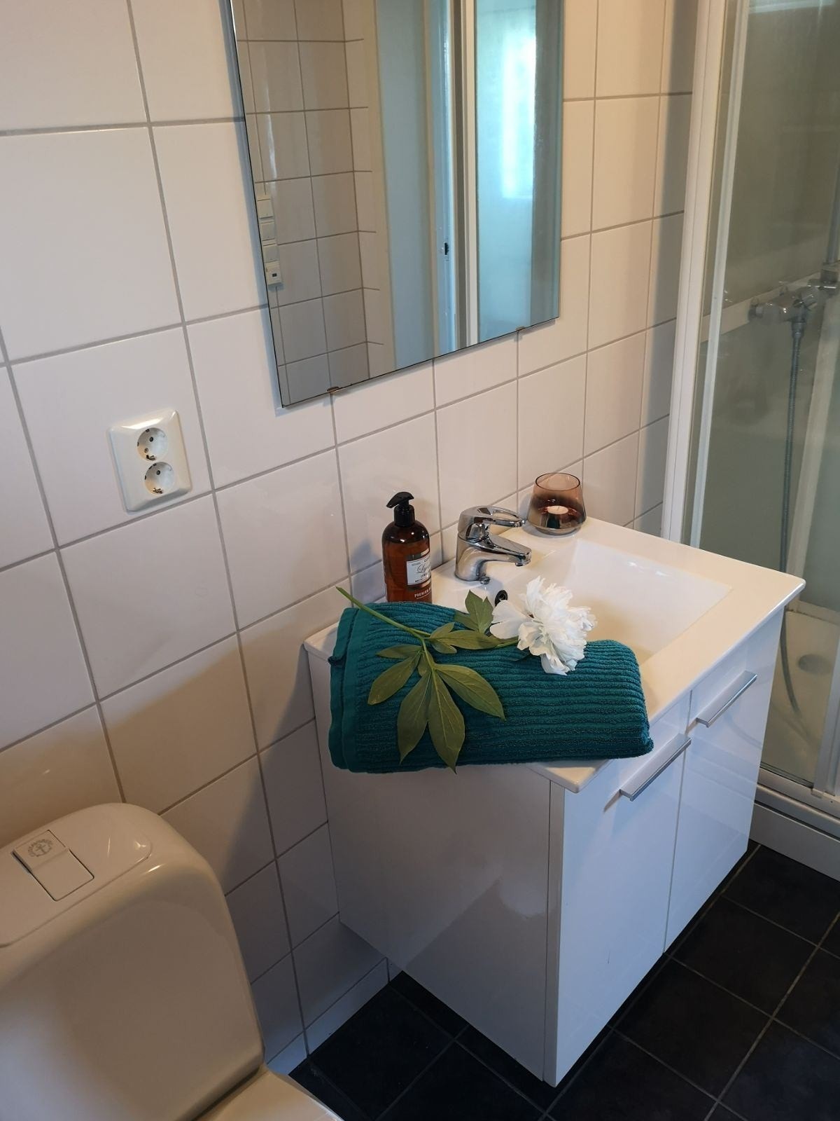 Delikat baderom med gulvvarme, dusjkabinett og vask/tørk-maskin. Galleribilde