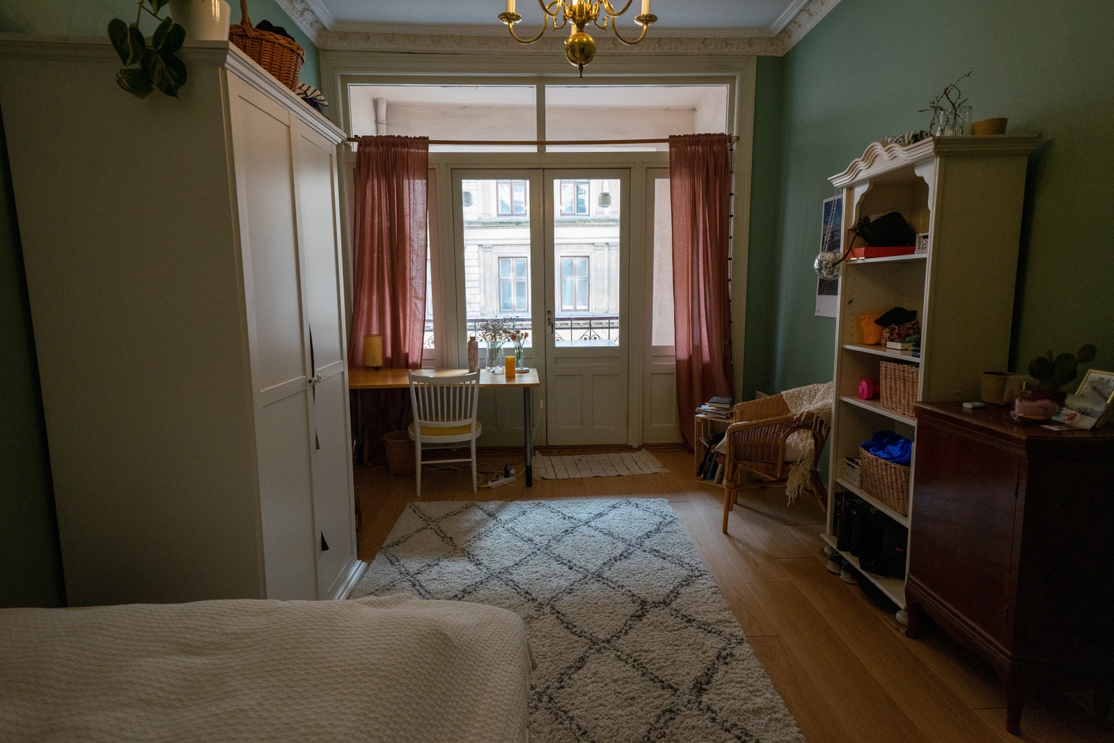 Store vinduer mot balkongen. Vinduene gir masse lys. Galleribilde