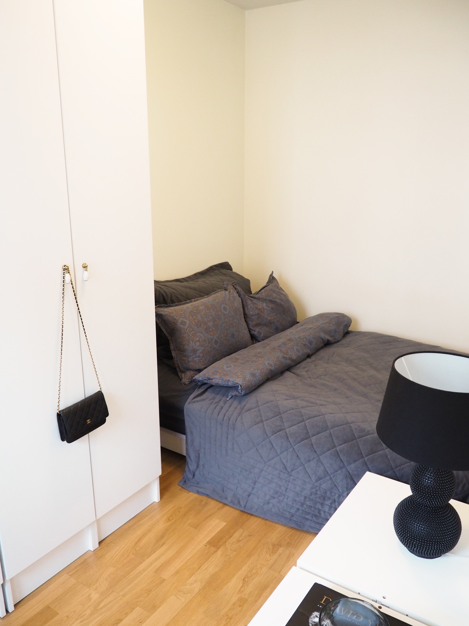 Soverom. Bedroller under seng for mer lagringsplass. Galleribilde