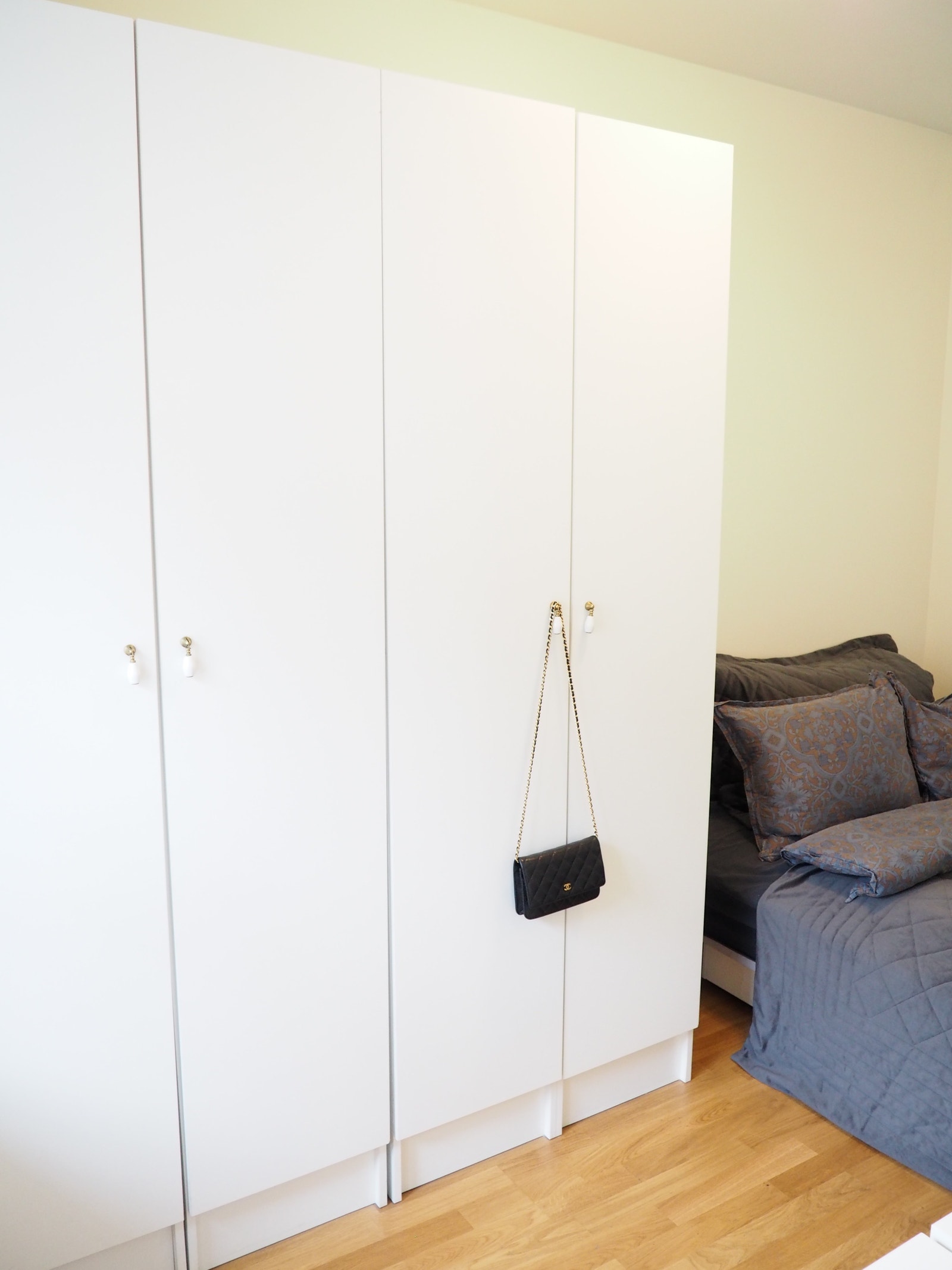 Stort klesskap på soverommet Galleribilde