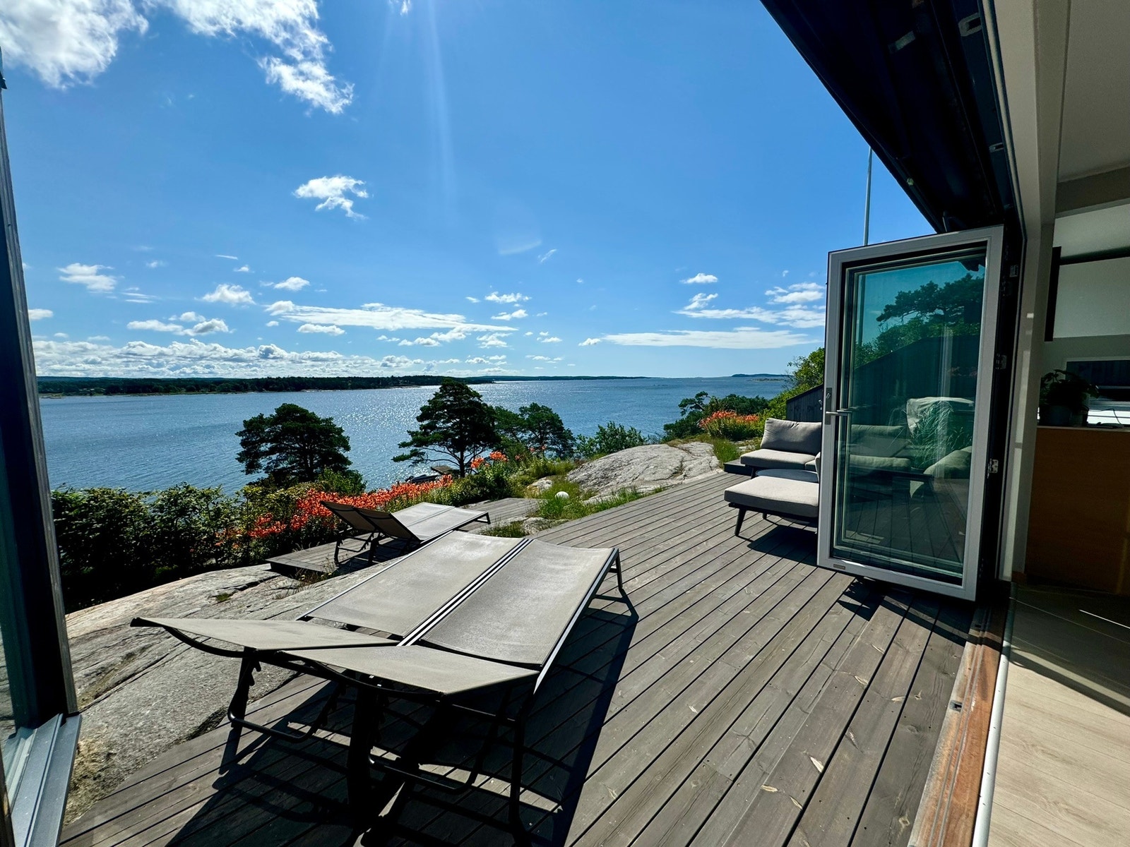 Flere solsenger med flott utsikt Galleribilde