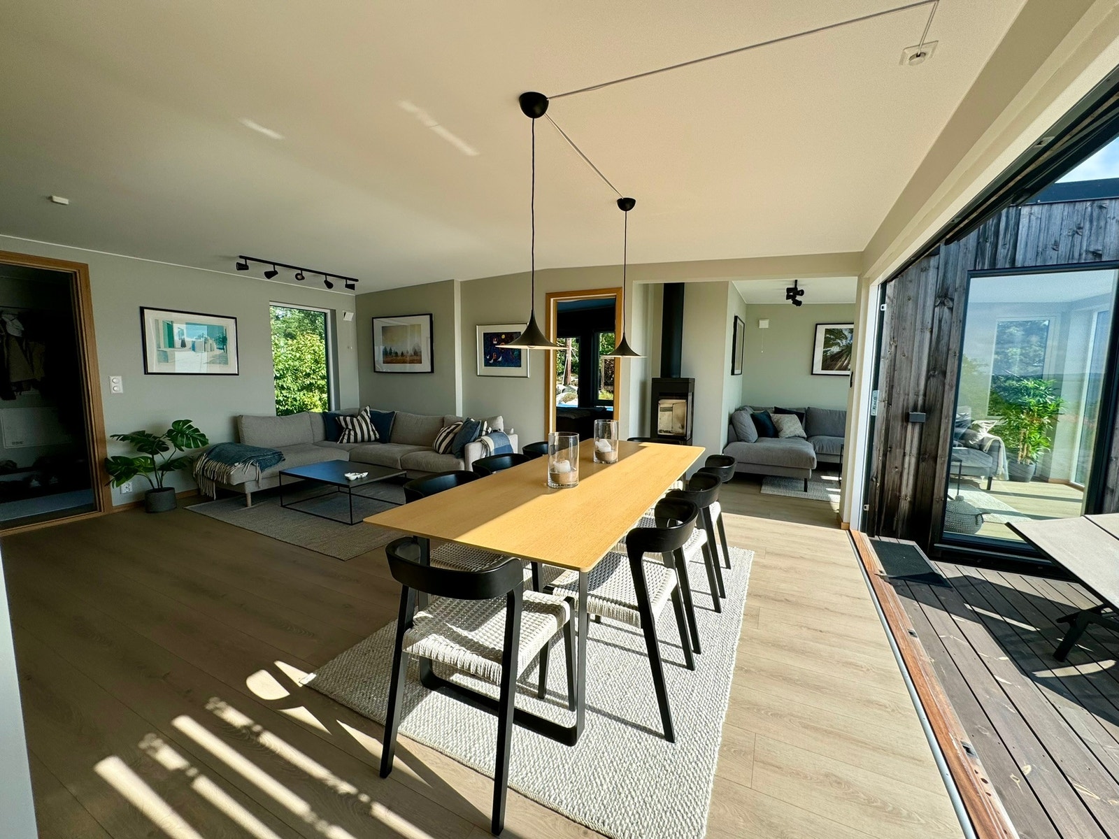 Spisebord med plass til 8 stykker Galleribilde