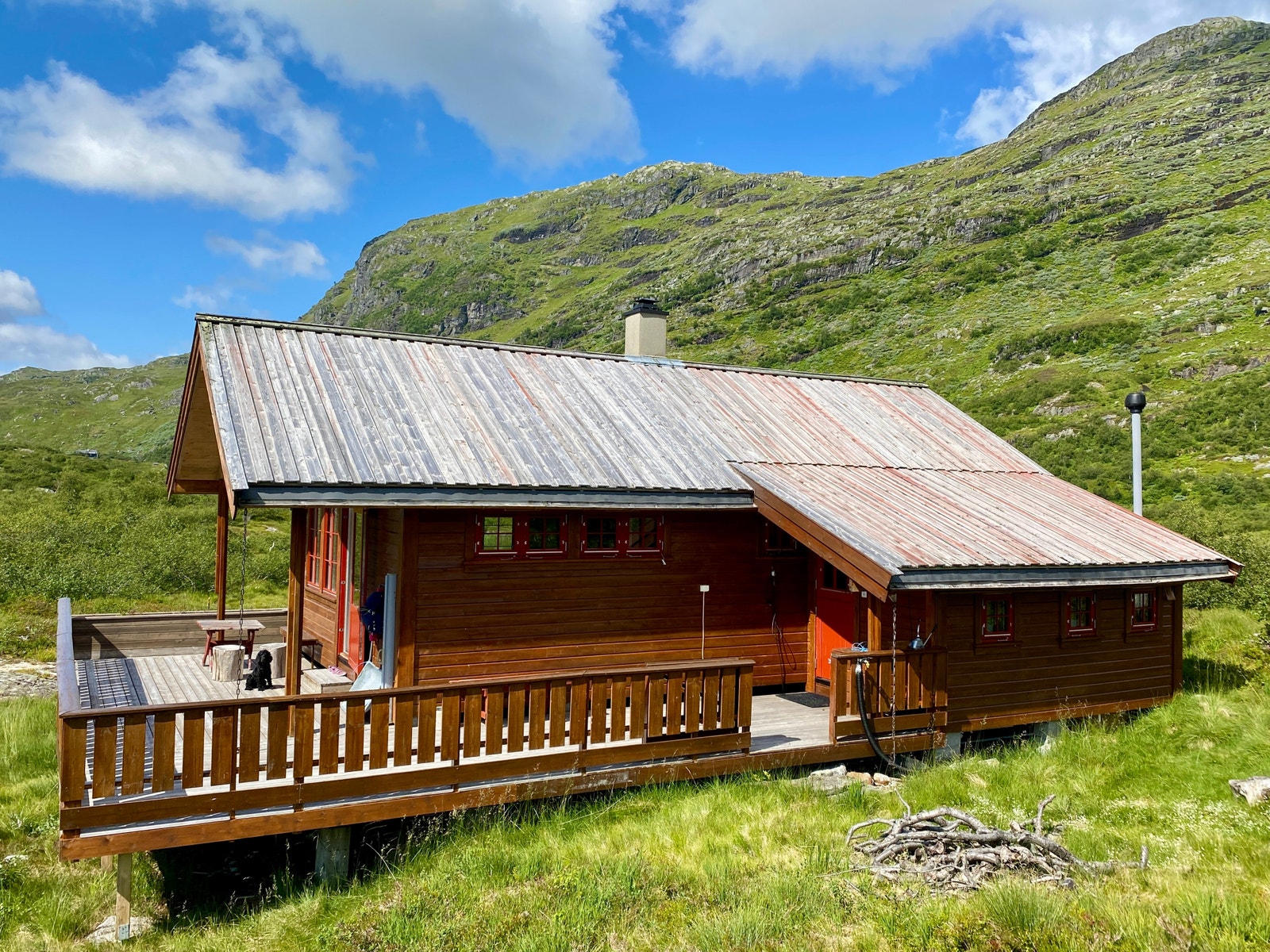 Hytta sett fra øst Galleribilde