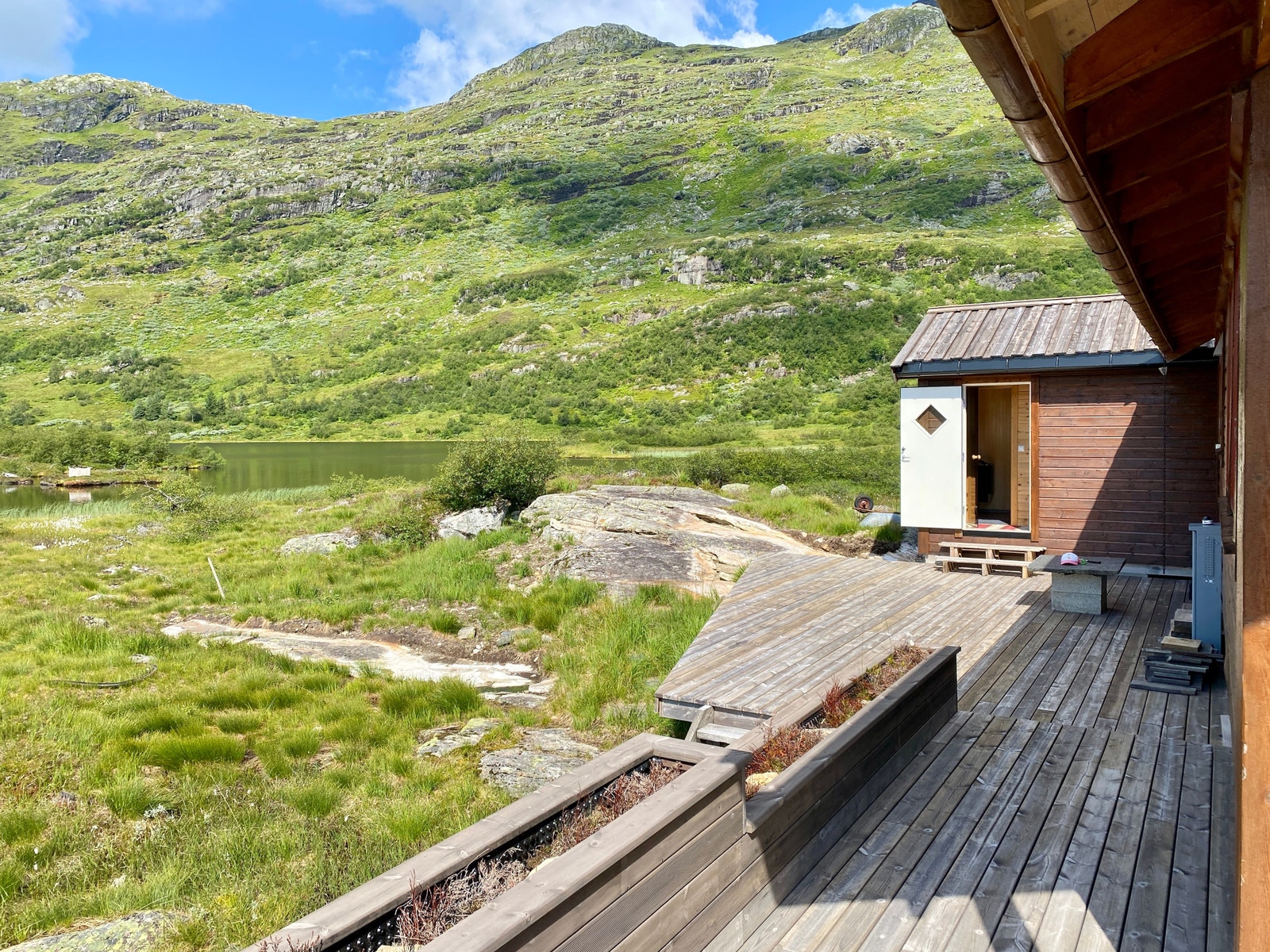 Terasse og platting mot uthus og badstu Galleribilde