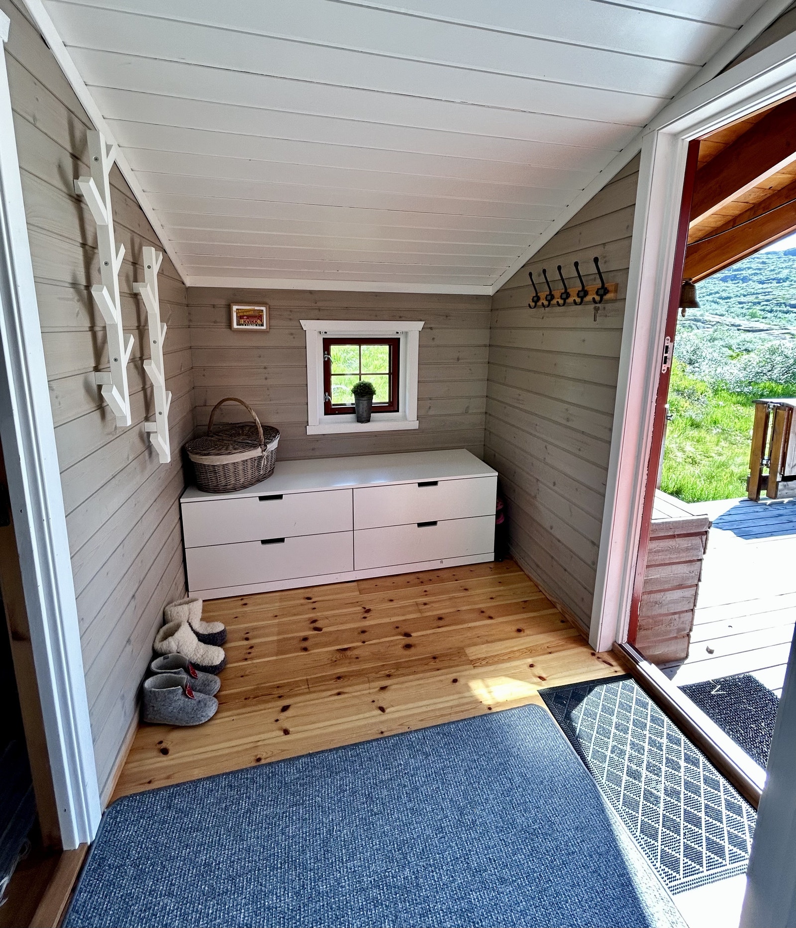 Gang med plass til sko og klær. Galleribilde