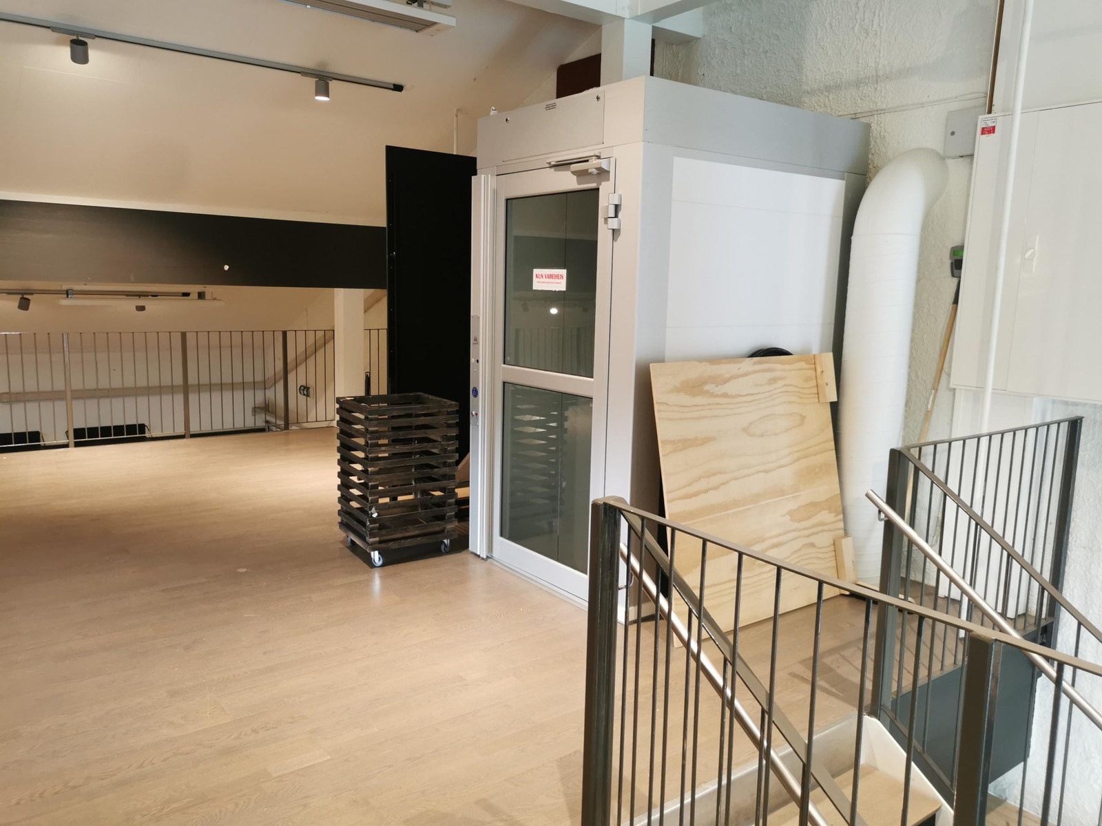 Hems ved vareheis Galleribilde