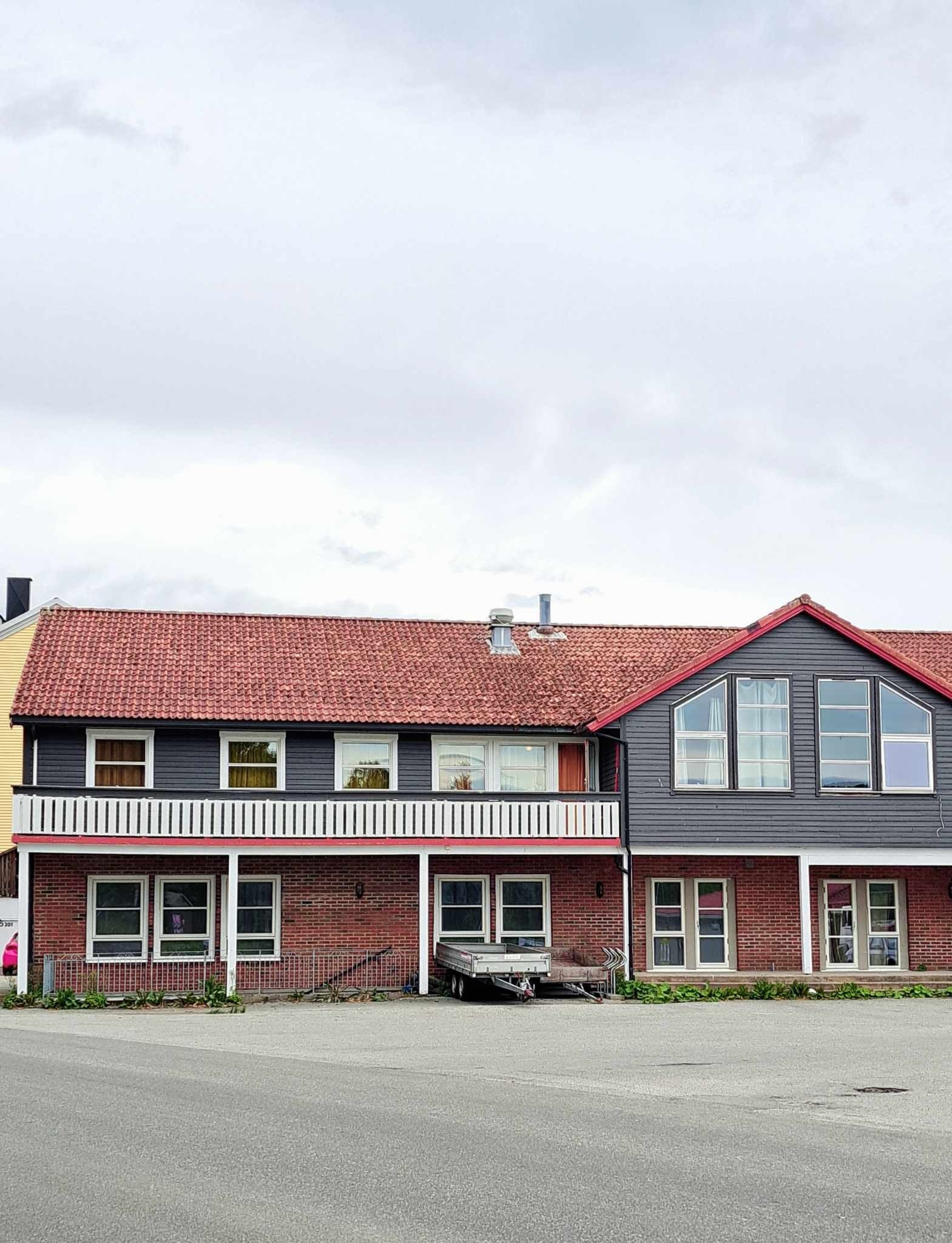 Parkeringplasser foran bygget.. Leilighet i toppetasjen, venstre side på bildet Galleribilde