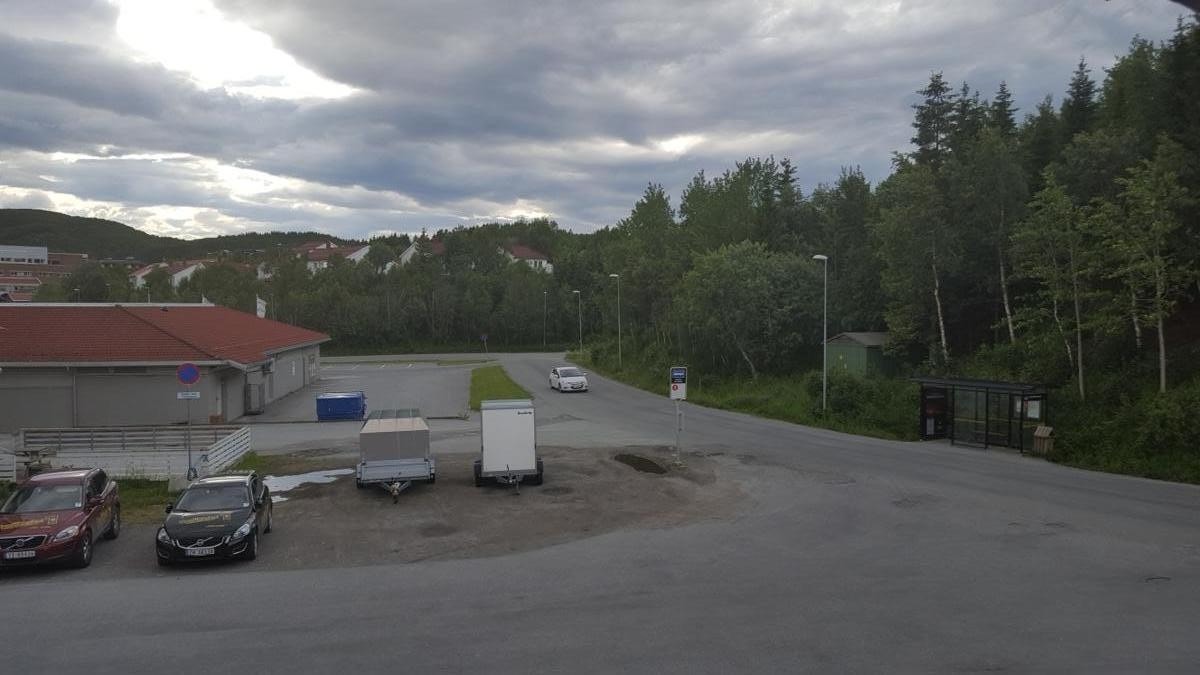 Utsikt fra veranda. Busstopp rett utenfor. Butikker og studiesteder Galleribilde
