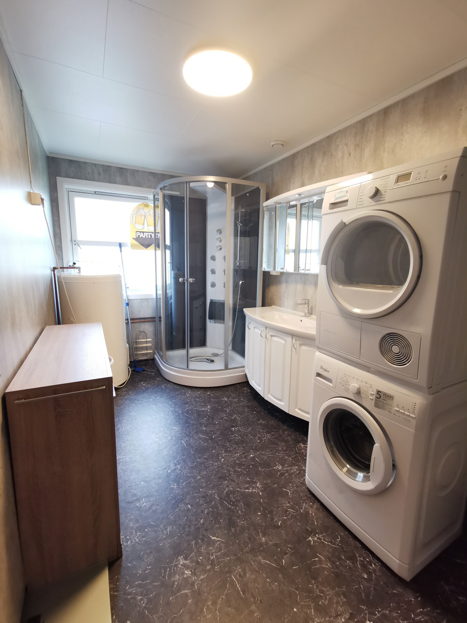 Bad 1 har dusjkabinett, vask, wc, vaskemaskin og tørketromler Galleribilde