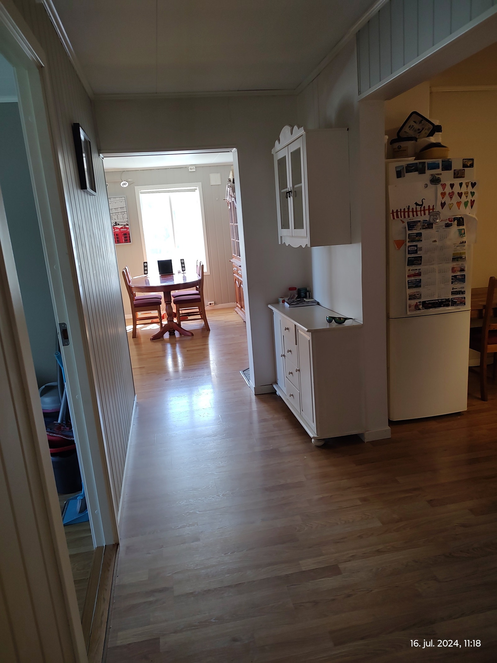 Gang med soverom 1 til venstre. Bad, kjøkkenkrok og soverom 2 til høyre. Arealeffektiv og funksjonell. Galleribilde