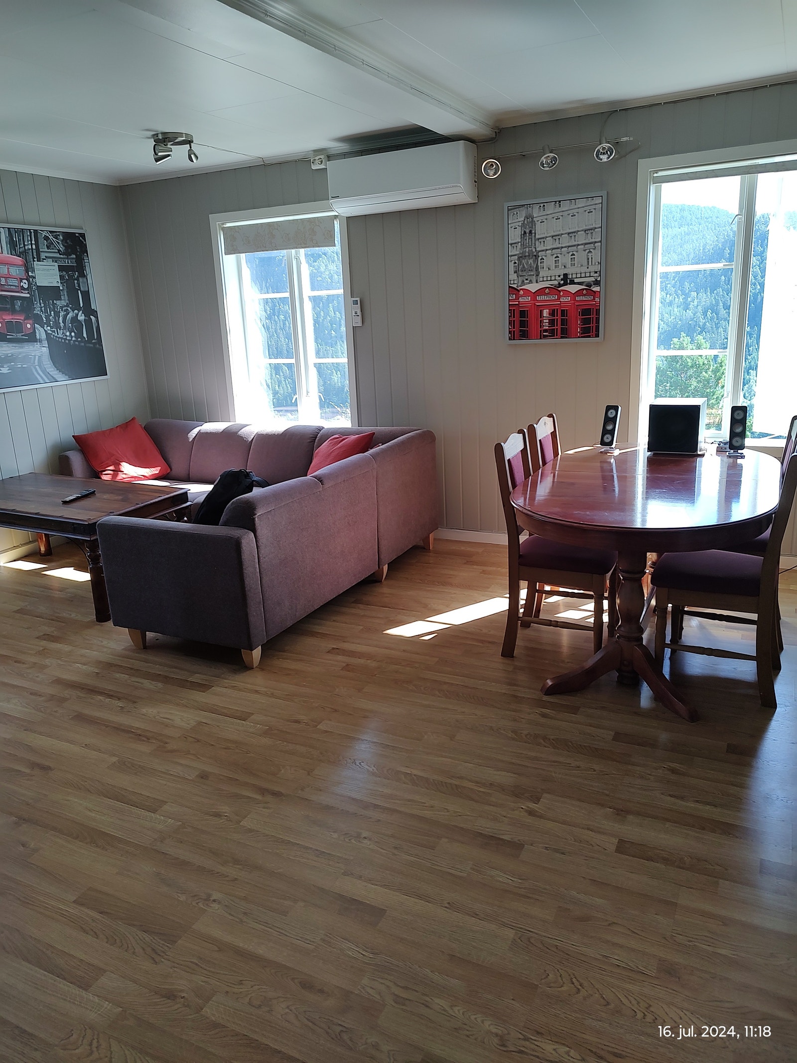 lys og trivelig stue. Dagslys inn fra to sider i rommet. Varmepumpe ny 2024. Galleribilde