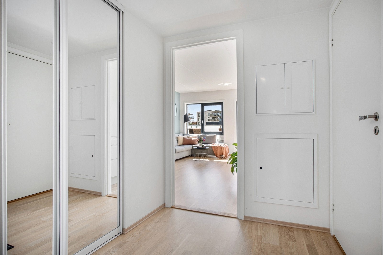 Du tar deg opp til leiligheten i byggets toppetasje (9. etasje) via felles trapperom med heis. Når du entrer leiligheten kommer du inn i en lys og praktisk entré. Galleribilde