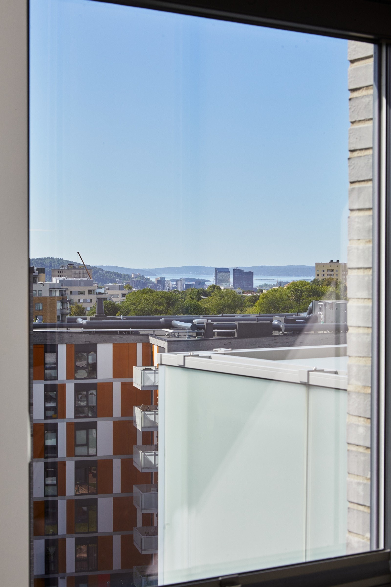 Gjennomgående god standard fra 2016 med parkett på gulv med vannbåren gulvvarme, glatte malte overflater og skjult elektrisk anlegg. Galleribilde