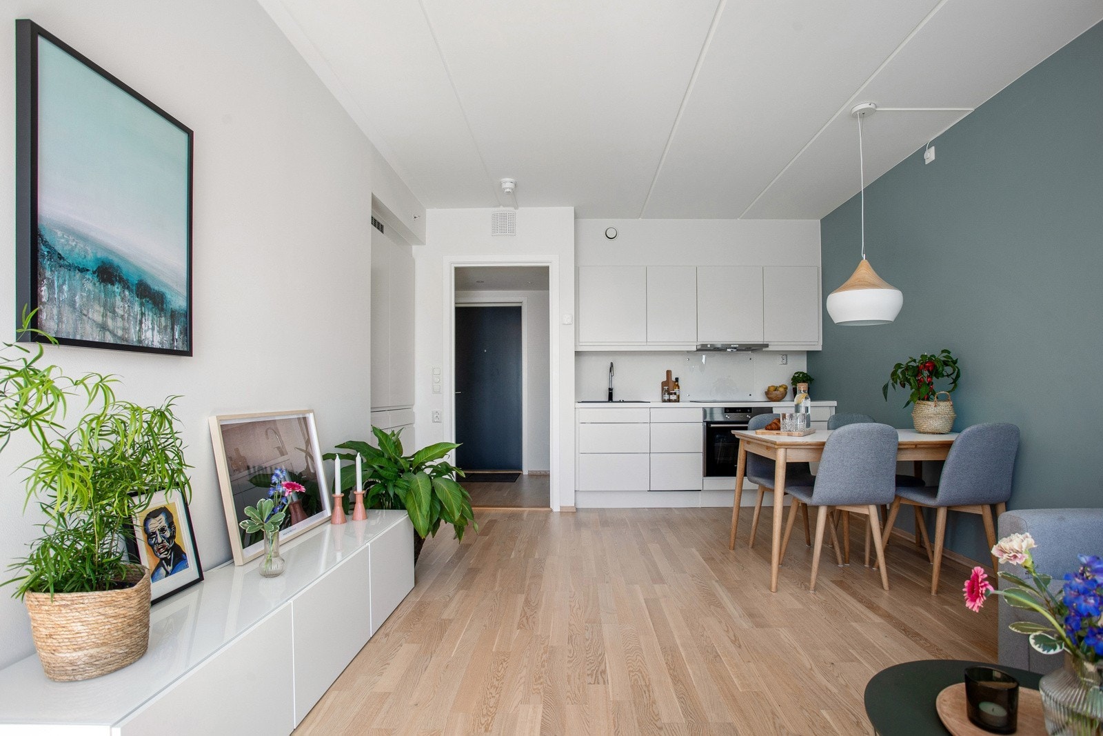 Kjøkkenet ligger i en fin, sosial og åpen løsning med stuen. Et moderne og tidløst kjøkken som var nytt i 2016. Galleribilde