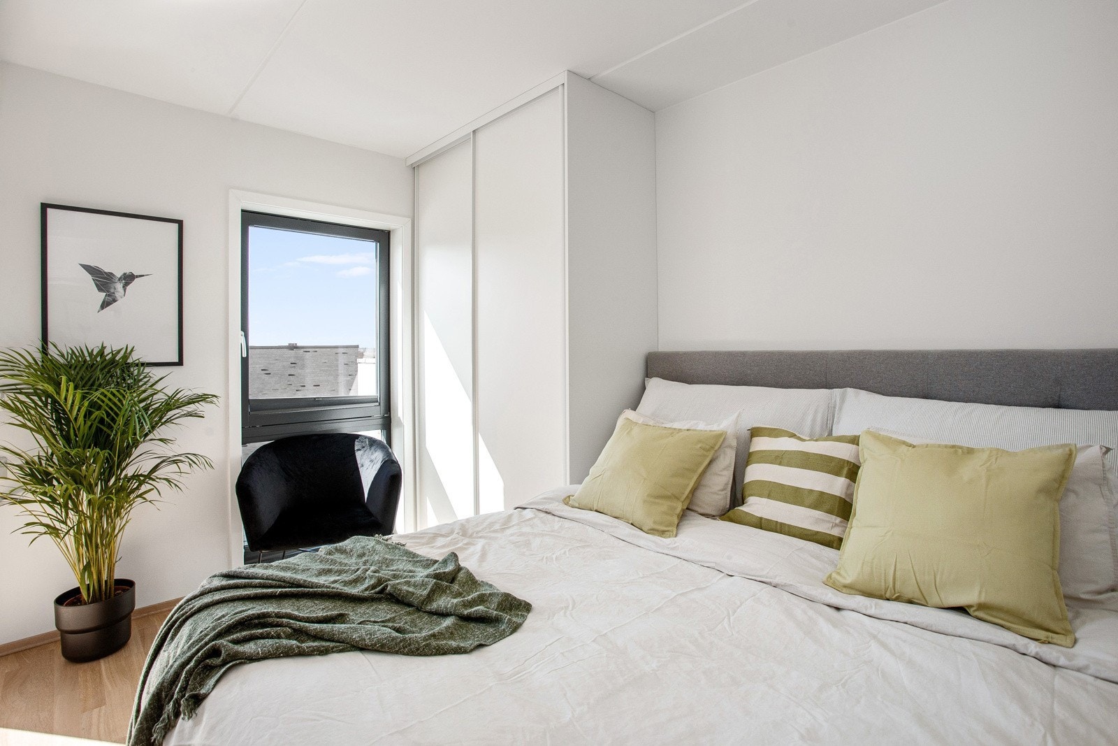 Samme gode standard som resten av leiligheten med parkett på gulv med vannbåren gulvvarme og glatte lysmalte overflater. Galleribilde