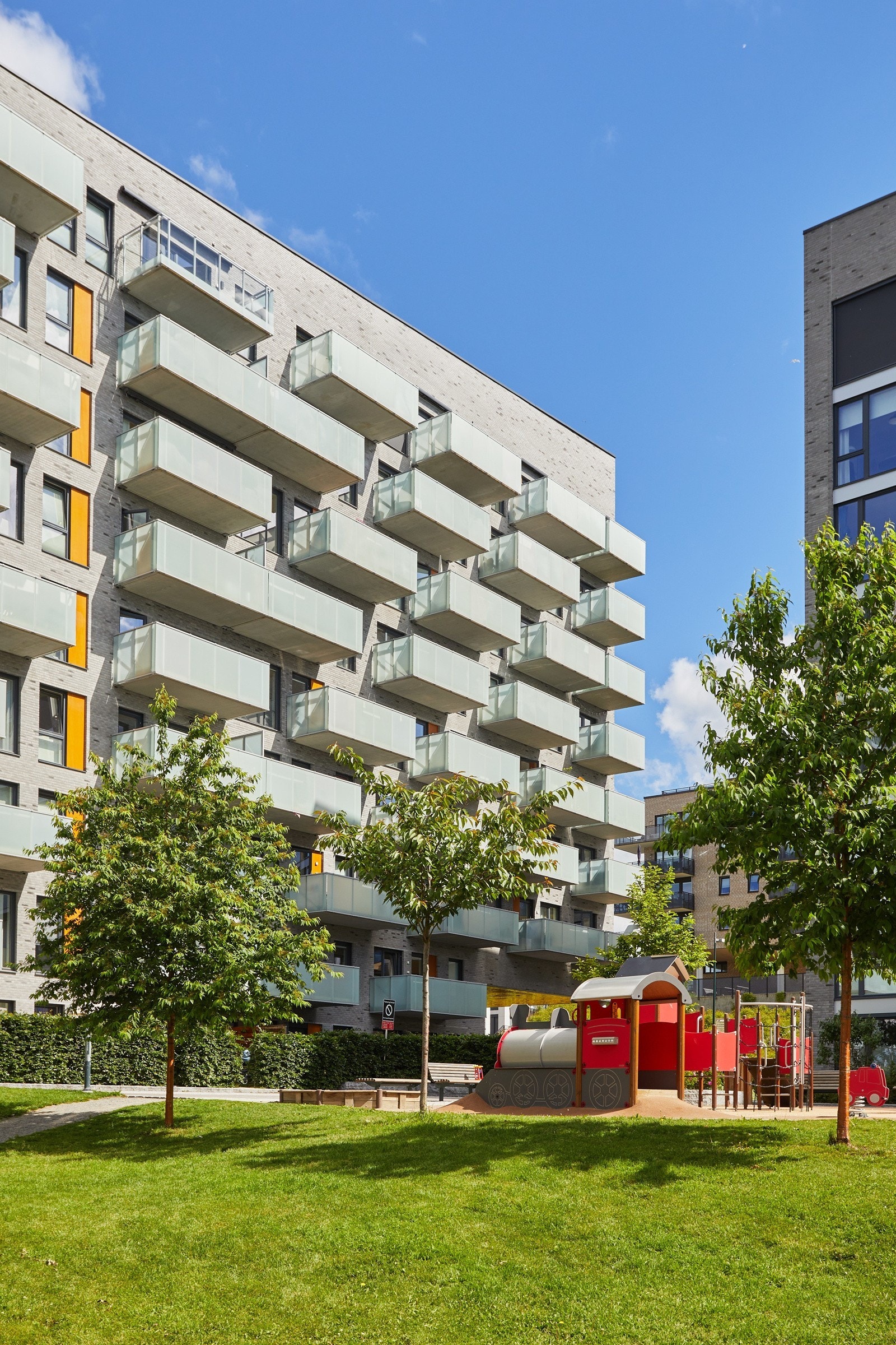 Her bor du høyt og fritt, med en fantastisk utsikt over byen og fjorden. Leiligheten ligger i et veletablert boligområde i Nydalen med frodige grøntområder og kort vei til sentrum! Galleribilde