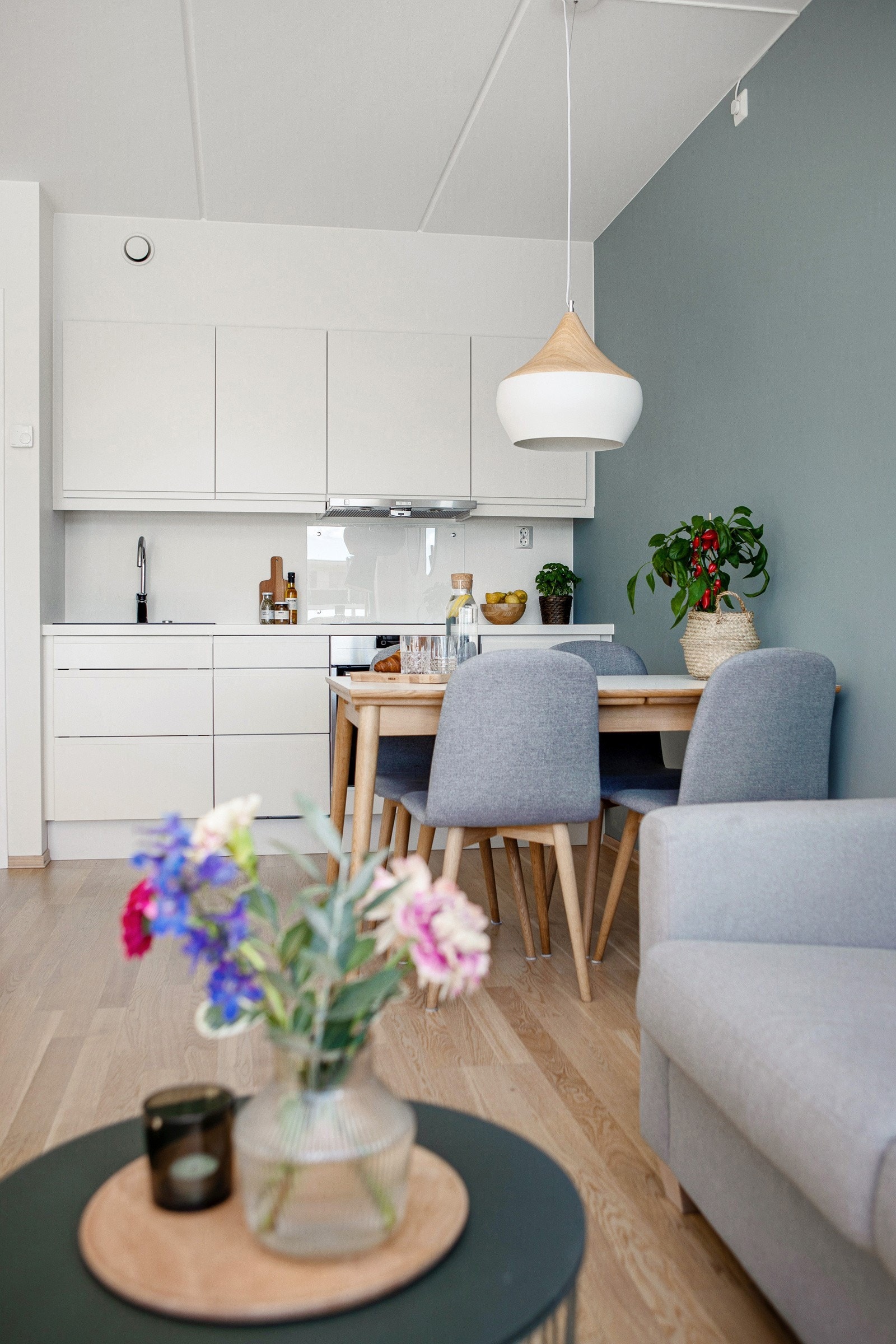 Stuen er romslig med sofagruppe med salongbord, mediemøblement og et spisebord. Galleribilde