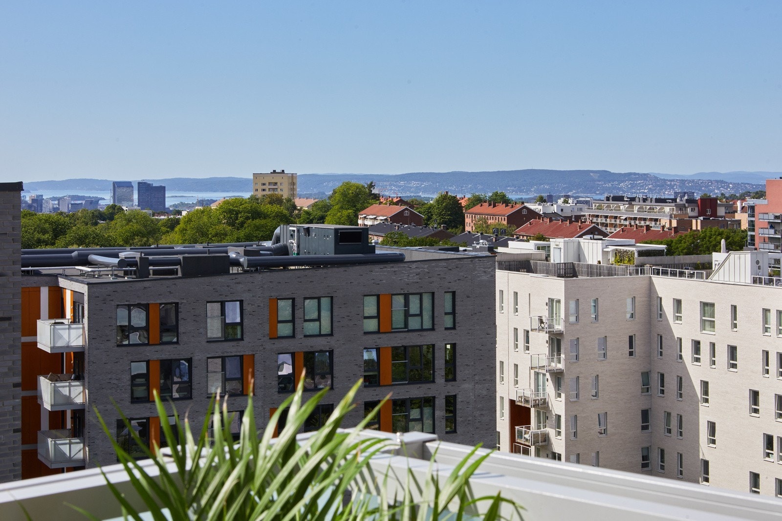 En lys og moderne 2-roms selveiet toppleilighet med solrik balkong og fantastisk utsikt! Galleribilde