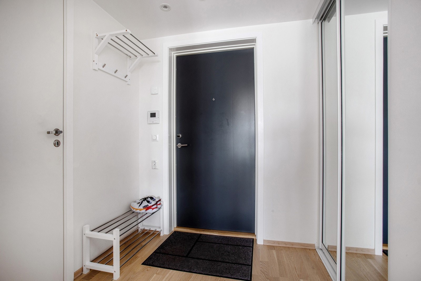 Det er også ytterligere plass til oppheng og skoskap. Montert porttelefon og sikringsskap med automatsikringer på vegg. Galleribilde