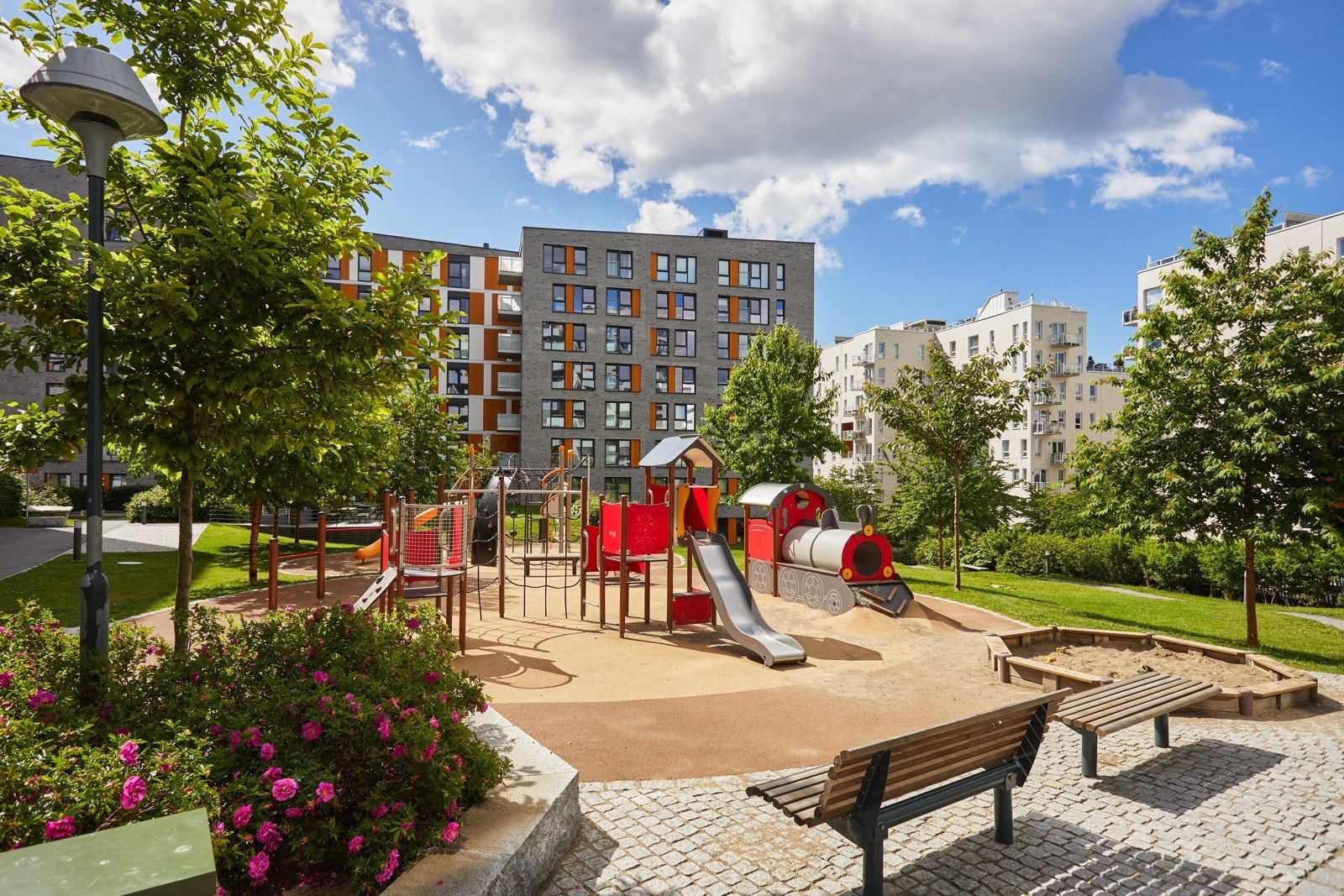 Felles tomt for sameiet. Tomt opparbeidet med busker, plenområder, diverse beplantning, sykkelparkering, sittegrupper og asfalterte internveier. Galleribilde