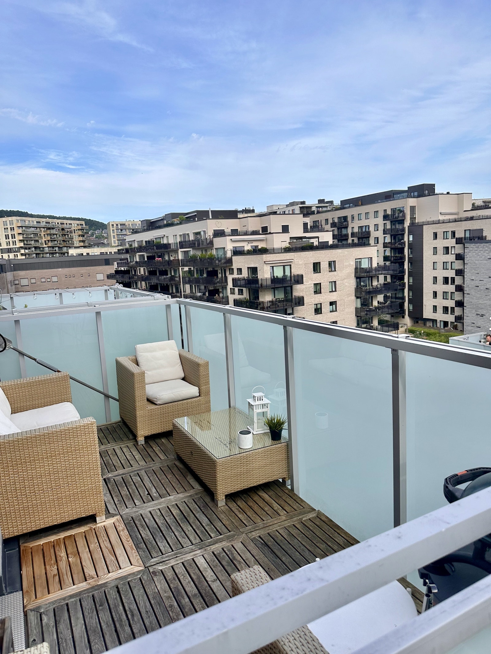 Oppdatert bilde med dagen utemøbler på balkongen Galleribilde