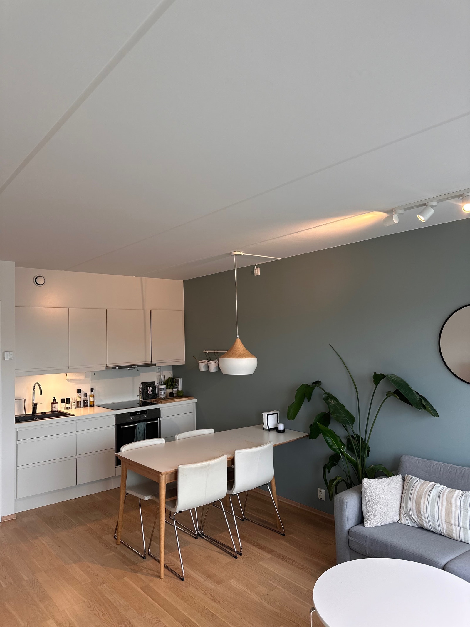 Oppdatert bilde med dagens kjøkkenstoler. Galleribilde